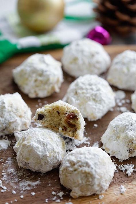 Easy and delicious festive sugar-covered chocolate chips and pecan cookies. Christmas Spritz Cookies, Vegan Holiday Cookies, Chocolate Snowballs, Snowballs Recipe, Pecan Snowballs, Covered Chocolate, Snow Balls, Best Christmas Cookie Recipe, Rasa Malaysia