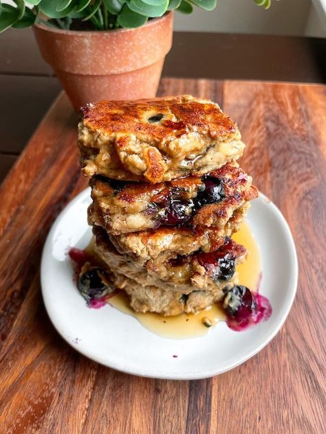 Single Serving Healthy Pancakes (gluten free). Made with oat flour, egg, banana, maple syrup, and blueberries. Perfect easy, simple breakfast or brunch. #breakfast #pancakes #healthybreakfast #breakfastideas Easy Simple Breakfast, Oat Pancake Recipe, Banana Blueberry Pancakes, Banana Oat Pancakes, Healthy Pancakes, Protein Baking, Banana And Egg, Single Serving Recipes, Oat Pancakes