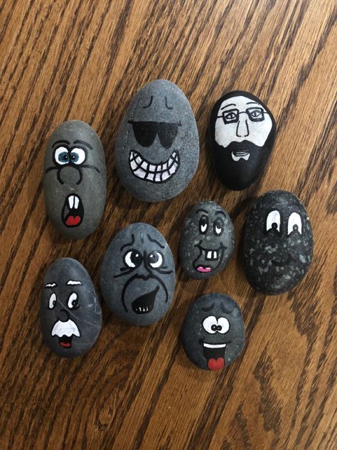 Dremel Rocks, Rock Faces, Drawing Rocks, Pebble Art Family, Rock Painting Ideas Easy, Simple Face, Rock Face, Pet Rocks, Funny Drawings