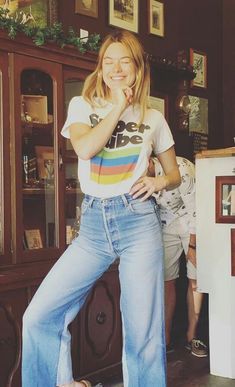 Super cute 70's retro outfit. This is my kind of summer time style. Camille Rowe Style, Modest Casual Outfits, Camille Rowe, Charlotte Rampling, 70s Inspired Fashion, 70s Outfits, Tall Fashion, I'm With The Band, Fashion Hacks