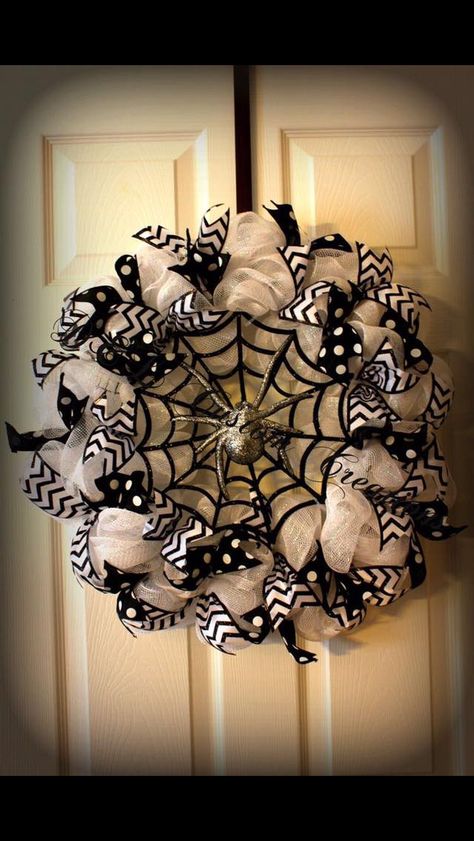 Such a different idea for a halloween themed wreath! Love the spider web! Halloween Mesh Wreaths, Halloween Deco Mesh, Easy Wreaths, Diy Halloween Wreath, Deco Wreaths, Mesh Wreath Diy, Adornos Halloween, Halloween Door Decorations, Halloween Deco