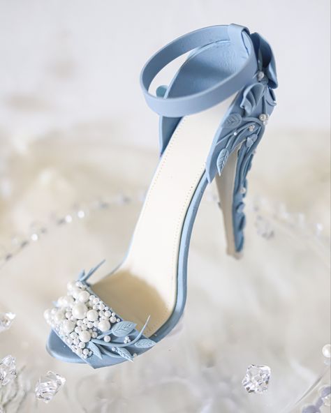 Baby blue and beautiful, this art is one to steal the show. With layers upon layers of distinguishing as details, our gorgeous high heel gumpaste art goes down as one of the most innovative bakes we've had the pleasure to craft. Wedding Heels Light Blue, Baby Blue Quince, Light Blue High Heels, Quince Accessories, Quince Heels, Sweet 16 Shoes, Fairy Heels, Fashionable Heels, Light Blue Quince