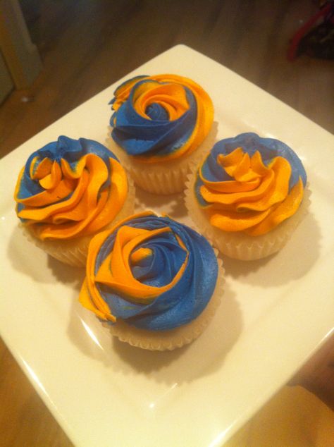 Denver broncos/boise state broncos vanilla cupcakes with classic buttercream. Facebook.com/ferrissweetscompany Oilers Cupcakes, Auburn Cupcakes, Astros Cupcakes, Mets Cupcakes, Football Season Snacks, Blaze Birthday, Nerf Birthday Party, Nerf Party, Sport Cakes