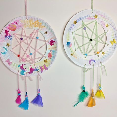 Plate Dream Catcher, Diy Dream Catcher Tutorial, Cool Gingerbread Houses, Good Dreams, Dream Catcher Craft, Extra Yarn, Puffy Paint, Dream Catcher Diy, Glitter Glue