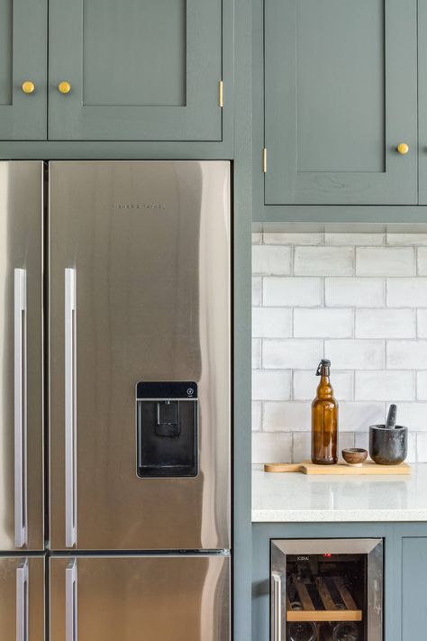 Dark Grey Shaker Kitchen London - Sustainable Kitchens Magnet Kitchen Shaker, Dark Grey Shaker Kitchen, Dark Grey Cabinets, Oak Herringbone Floor, Kitchen London, Fisher And Paykel, Grey Shaker Kitchen, Open Plan Kitchen Dining Living, Open Plan Kitchen Dining