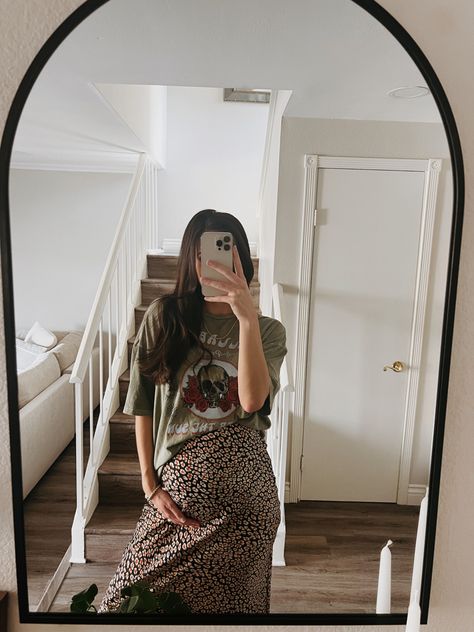 Style The Bump Summer, Big Bump Maternity Outfits, Skater Maternity Outfits, Cool Pregnant Style, Bump Fashion Winter, Maternity Airport Outfit Summer, Maternity Long Skirt Outfit, Maternity Outfits Boho, Wide Leg Maternity Outfit