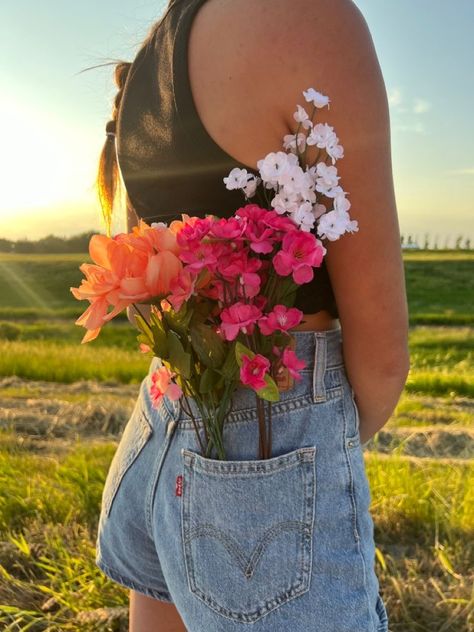 Flower Instagram Picture Ideas, Floral Summer Photoshoot, Sunset Pictures Outfits, Pictures To Take With Flowers, Insta Pics With Flowers, Instagram Spring Pictures, Jean Shorts Senior Pictures, Cute Flower Field Pictures, Flower Instagram Pictures