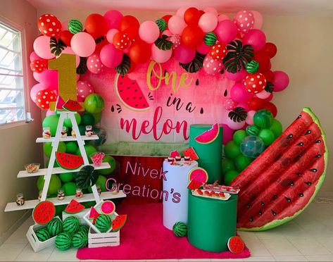 Watermelon Balloon Arch, Watermelon Balloon Garland, Watermelon Party Ideas Decoration, Watermelon Party Decorations, Watermelon Birthday Party Theme, Baby Girl Birthday Decorations, Twotti Fruity, Baby Shower Watermelon, Fruit Birthday Party