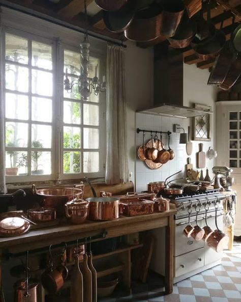 Eye For Design: Decorating With Copper Pots For An Old World French Kitchen Old World Kitchens, Old Fashioned Kitchen, Deco Champetre, French Country Kitchens, French Living, Casa Country, Country Kitchen Decor, French Country Kitchen, French Kitchen