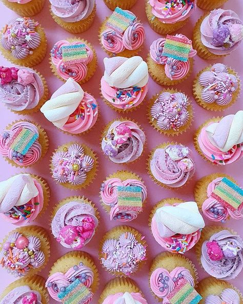 Sugar & Salt op Instagram: "🧁🧁🧁" Sweetie Cupcakes, Marshmallow Cupcakes, Cupcakes Design, Pink Marshmallow, Desserts Cookies, Making Fondant, Pink Marshmallows, Food Bakery, Cake Decorating Icing