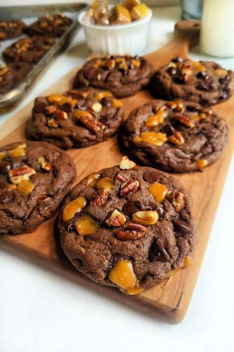 Turtle cookies are chocolate cookies loaded with caramel pieces, pecans, and chocolate chips. This recipe requires no chilling and is easy to create. A decadent, rich, and chewy cookies that taste just like turtle chocolates. Turtle Cookies Recipe, Turtle Brownie, Christmas Baking Recipes Easy, Caramel Pecans, Christmas Baking Easy, Chocolate Turtle, Turtle Cookies, Fall Baking Recipes, Christmas Baking Recipes