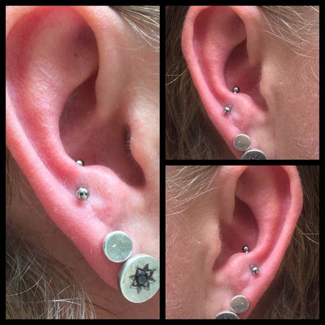 "Piercing mod sukkertrang" eller en Snug eller en Anti-Tragus, alt efter hvordan vinden blæser  Lavet i frihånd    Ses i dag hos Artistic 12-18 og i morgen Onsdag 10-16 ❤️ Anti Tragus Piercing, Snug Piercing, Anti Tragus, Tragus Piercing, Unique Faces, Some Body, Body Piercings, Tragus Piercings, Body Love