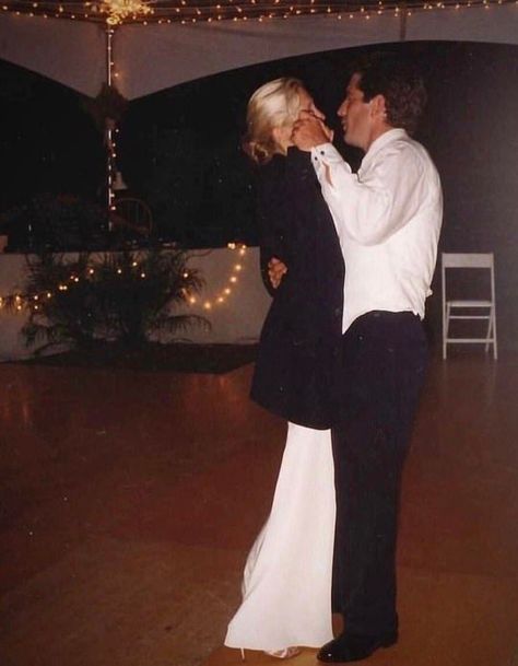 Carolyn Besette Kennedy Carolyn Bessette, Jfk Jr, The Love Club, Julia Roberts, Wedding Mood, Mode Inspo, Wedding Pics, Here Comes The Bride, Marry Me