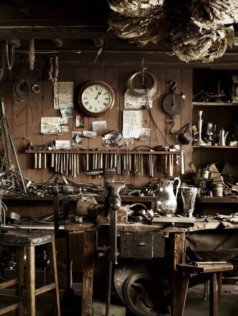 Officine In Garage, Router Table Plans, Workspace Studio, Workshop Studio, Dream Studio, Leather Workshop, Garage Shop, Old Tools, Vintage Tools