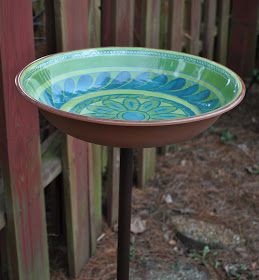 Darning Diva: DIY Bird Bath Diy Bird Bath Ideas, Bird Baths Homemade, Bird Bath Ideas, Diy Birdbath, Diy Bird Bath, Bird Bath Garden, Diy Birds, Upcycled Art, Bath Ideas