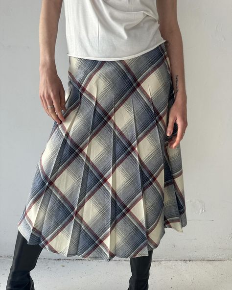 Incredible 90s vintage Pleated midi skirt tartan print but such unique and pretty colour combo!!! Goes so perfectly with boots or ballet flats . . Labelled size 14 fits more like an 8, Modelled on size 8 Waist: 70cms Hip:95cms . . $90 free postage Australia wide Colour Combo, Pleated Midi Skirt, Outfits Ideas, Pretty Colours, 90s Vintage, Label Sizes, Color Combos, Ballet Flats, Tartan