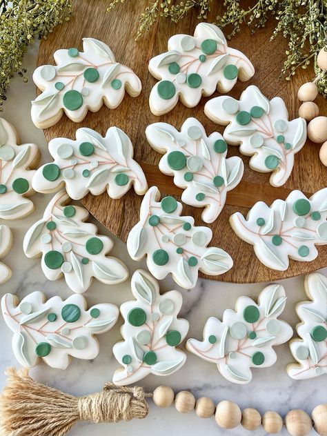 Eucalyptus Cookies Decorated, Greenery Cookies, Cookies Flowers, Wedding Cookies Decorated, Cookie Techniques, Floral Cookies, Flower Sugar Cookies, Cookies Decoradas, Crazy Cookies