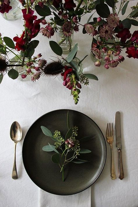 15 Beautiful Scandinavian Inspired Holiday Table Settings - NordicDesign Industrial Wedding Table, Black Wedding Table Setting, Kinfolk Style, Christmas Party Table, Tafel Decor, Holiday Table Settings, Table Inspiration, Pretty Christmas, Decoration Inspiration