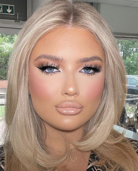 Blonde Bombshell Makeup, Pagent Makeup Ideas, Blonde Brows Makeup, Smokey Eye Blonde, Barbie Glam Makeup, High Contrast Makeup, Bold Glam Makeup, Snatched Makeup, Makeup Artist Looks