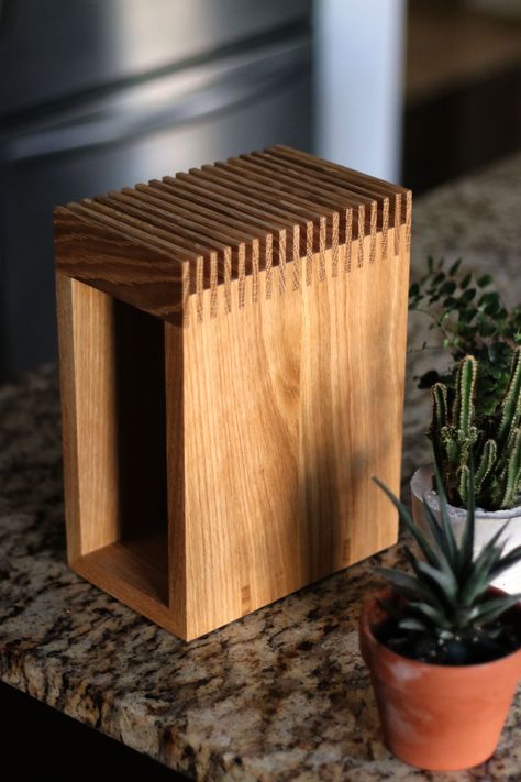 Modern Slat Knife Block | Modern knife block. Made from white oak. Case was made by glueing up miters and reinforcing with splines. I saw a very similar photo on reddit a while back. Did my own take on it from memory. My best friend (who moved away) is just about through a year long renovation on his first house. The kitchen is all done in with white oak accents and white oak floors. I thought I would make this to bring with me when I visit next week. Knife Block Diy, Knife Display, Knife Blocks, Diy Knife, Knife Stand, Knife Rack, Wooden Knife, Wood Knife, Knife Storage