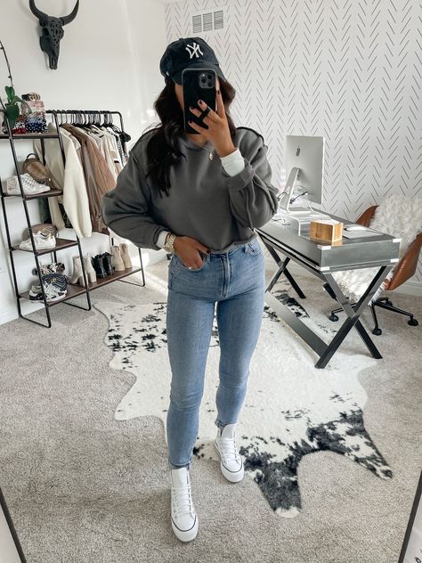 Outfits To Go With Platform Converse, Jeans And Converse Outfit Fall, Converse Chucks Outfit Women, White High Top Converse Outfit Fall, Outfit Converse Platform, White Platform Converse Outfit Fall, Khaki Converse Outfit, Platform Converse Outfit Winter, Platform Converse Outfit Fall