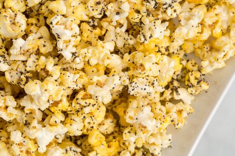 Everything Bagel Popcorn  - Delish.com Popcorn Ideas, Chicken And Cheese Recipes, Popcorn Recipes Easy, Savory Popcorn, Popcorn Toppings, Easy Popcorn, Frosty Recipe, Homemade Bagels, Bagel Recipe