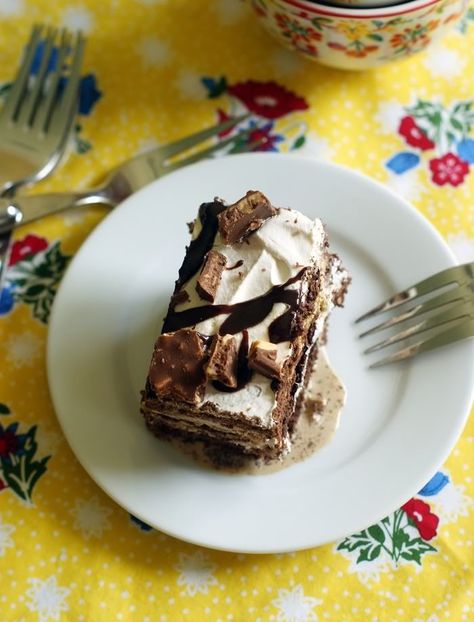 Kahlua-Coffee Ice Cream Dream Cake | Bake at 350° Coffee Ice Cream Cake, Kahlua Coffee, Chocolate Chip Pound Cake, Ice Cream Pie, Delish Desserts, Chocolate Graham Crackers, Coffee Ice, Coffee Ice Cream, Family Ideas