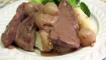 Easy Round Steak With Mushroom Soup Gravy Recipe - Food.com Mushroom Soup Gravy Recipe, Steak Mushroom Soup, Mushroom Soup Gravy, Mashed Potatoes And Green Beans, Round Steak Recipes, Dry Soup Mix, Potatoes And Green Beans, Swiss Steak, Mushroom Soup Recipes