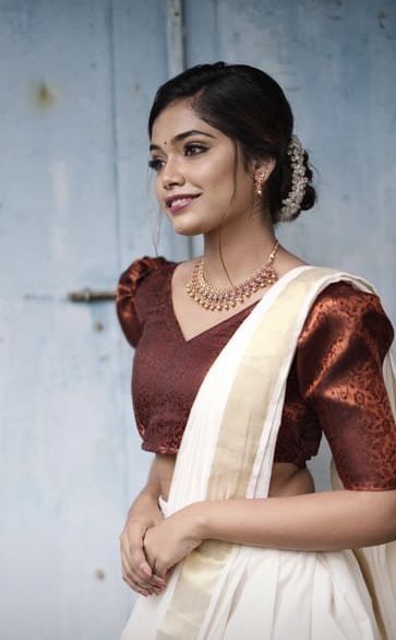 Kerala Dhavani Blouse Design, Onam Outfits Ideas College, Half Saree Kerala Style, Madhuramveppu Dress, Kerala Half Saree Designs, Kerala Style Skirt And Top, Kerala Half Saree, Onam Dress Ideas, Onam Saree Kerala