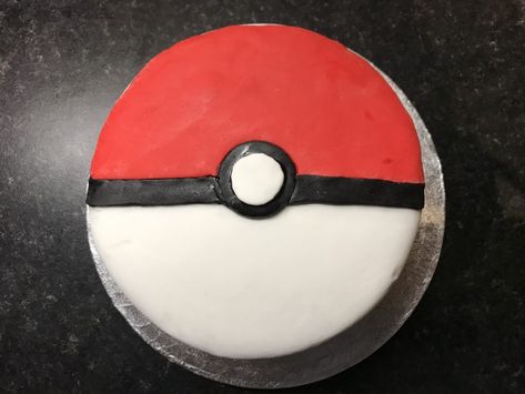 How to make a Pokemon Pokeball Birthday Cake - HodgePodgeDays Brownies Ideas, Pokeball Cake, Victoria Sponge Recipe, Pokemon Birthday Cake, Pokémon Birthday, Pokémon Party, Charlie Horse, Pokemon Cake, Anniversaire Harry Potter