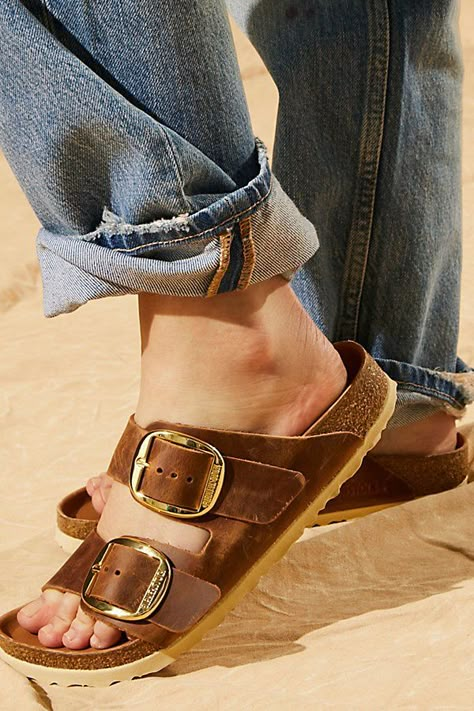 Birkenstock Big Buckle Outfit, Birkenstock Street Style, Big Buckle Birkenstock, Brown Birkenstocks, Birkenstock Big Buckle, Arizona Big Buckle, Birkenstock Styles, Birkenstock Outfit, Birkenstock Style