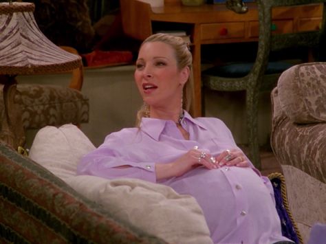 Pregnant 2000s, Pregnant Movie, Pregnant Rachel Green, Iconic 90s Movies, Pregnant Phoebe Friends, Friends Serie, Pregnant Movie Scenes, Lisa Kudrow, Friends Pictures