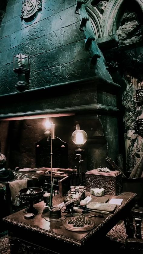 Slithering Common Room, Slytherin Common Room Entrance, Snake Room Aesthetic, Slytherin Common Room Wallpaper, Slytherin Study Aesthetic, Slytherin Common Room Hogwarts Legacy, Slytherin Living Room, Slytherin Common Room Bedroom, Slytherin Common Room Aesthetic