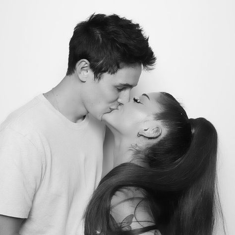 Ariana Grande shares a sweet kiss with her boyfriend Dalton Gomez Ariana Grande Kiss, Dalton Gomez, Ariana Grande Boyfriend, Christmas Cabin, Ariana Grande Fans, Ariana Grande Cute, Ariana Grande Photos, Ariana G, Kevin Hart