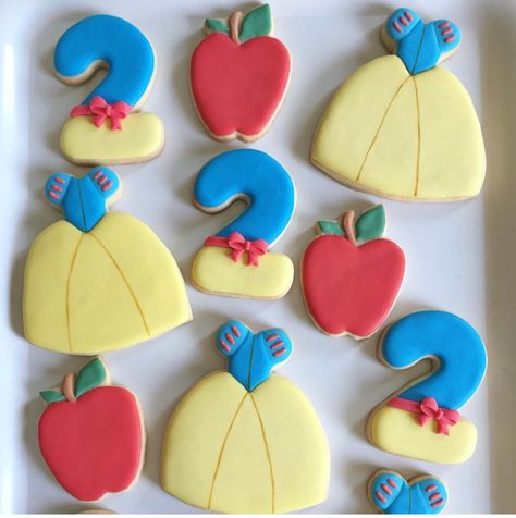 Snow White Cookies, Snow White Desserts, Snow White Cake Pops, Snow White Decorated Cookies, Snow White Cake Design Ideas, Wilton Snow White Buttercream Frosting, Snow White Buttercream Cake, Disney Princess Cookies, Amish Sugar Cookies