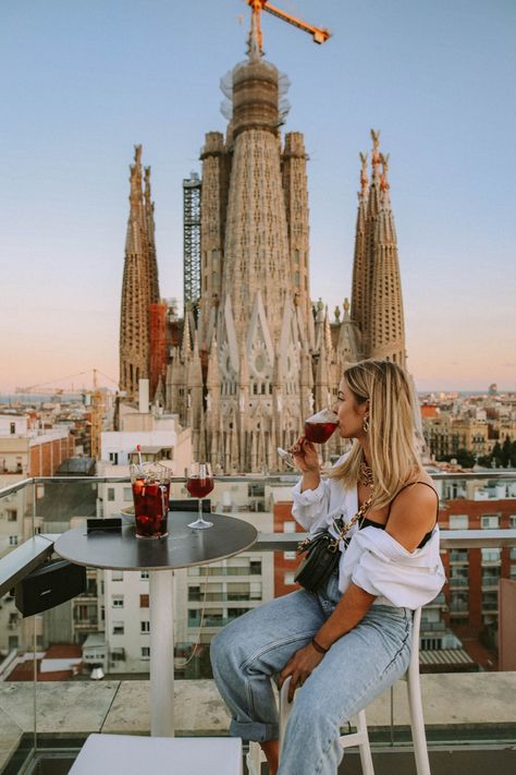 Photo ideas in Barcelona. Ayre Hotel Rosellon terrace in Barcelona. Sunset in Barcelona. Instagrammable places in Barcelona. Sagrada Familia view. Photoshoot ideas in Barcelona. Sagrada Familia Picture Ideas, Madrid Pictures Ideas Summer, Barcelona Spain Pictures, Barcelona Spain Photo Ideas, Traveling Photo Ideas, Barcelona Spain Picture Ideas, Barcelona Photoshoot Ideas, Barcelona Pics Ideas, Barcelona Inspo Pics