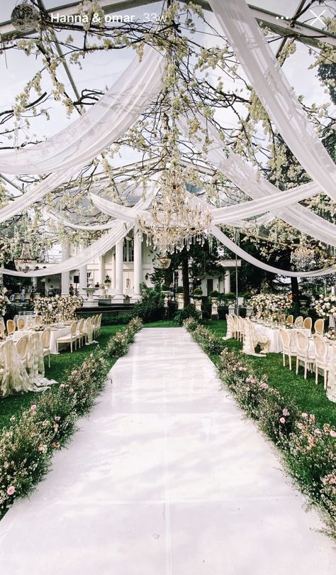 Glamourous Outdoor Wedding, Fancy Wedding Venues Outdoor, White Wedding Decor Elegant Outdoor, Outdoor Nikah Decor, White Nikkah Decor, White Pergola Wedding, Outdoor Nikkah Decor, Pelaminan Aesthetic, Luxury Wedding Venues Outdoor