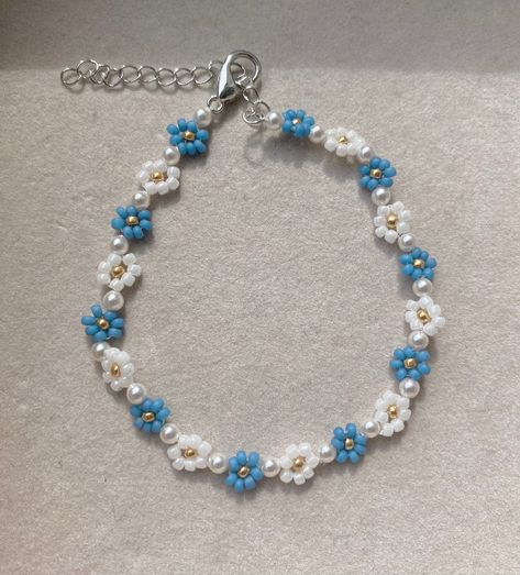 Beaded Flower Bracelet, Bracelet Aesthetic, Diy Jewelry Making Tutorials, Yarn Bracelets, Seed Bead Flowers, Floral Azul, Gelang Manik-manik, Blue Beaded Bracelets, Daisy Bracelet