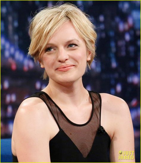 I like the color Girls With Bangs, Moss Hair, Grown Out Pixie, Elizabeth Moss, Elisabeth Moss, Gamine Style, Cool Yoga Poses, Rockefeller Center, Hair Images