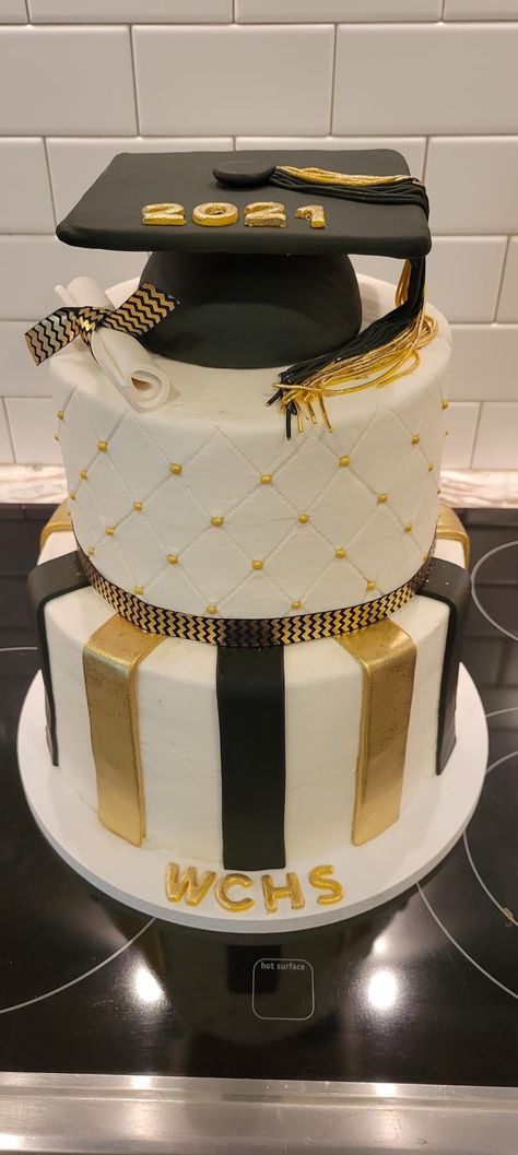 Class Of 2024 Cake Ideas, Big Graduation Cakes, 2024 Graduation Cakes, Graduation Cake Black And Gold, Prom Cakes Ideas, Graduation Cake Ideas 2023, Black And Gold Graduation Cake, Graduation Cakes For Boys, Graduation Party Treats