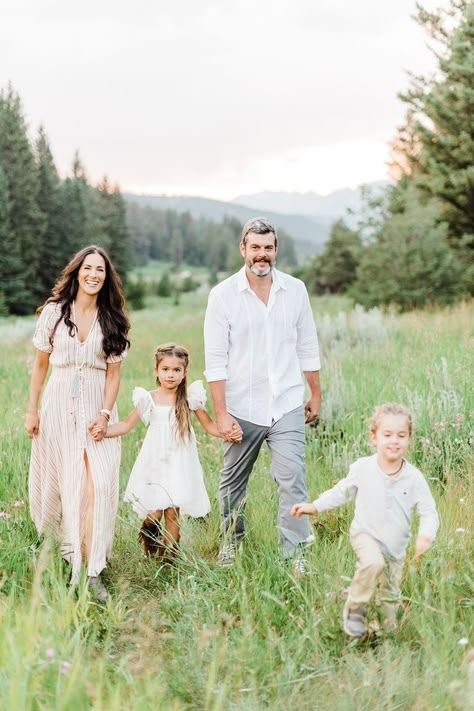 Keeley McKay Photography, stylish family vacation photography session in the mountains of Big Sky, Montana. Summer Mountain Family Photo Outfits, Stylish Family Outfits, Family Photos Mountains Summer, Family Outfits Photoshoot, Family Photo Mountains, Spring Family Portraits, Summer Mountain Family Photos, Family Photos Mountains, Family Photo Spring