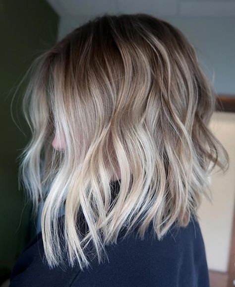 Tousled Wavy Rooted Dirty Blonde Lob Dark Roots Blonde Hair Balayage, Dirty Blonde Hair Ideas, Blonde With Dark, Balayage Hair Blonde Short, Short Hairstyles For Fine Hair, Blonde Balayage Bob, Money Pieces, Hairstyles For Fine Hair, Short Hair Highlights