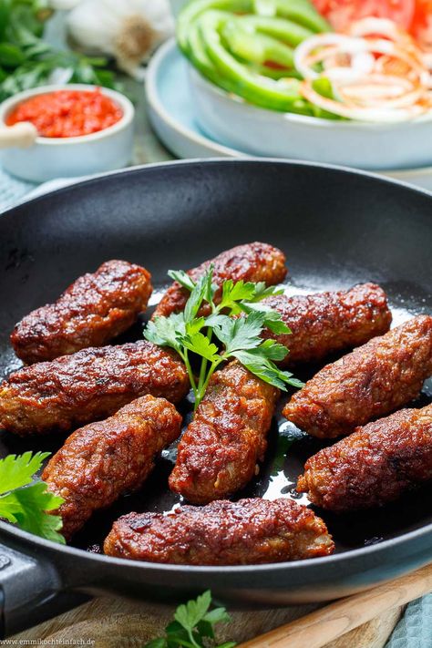 Cevapcici - das Original ganz einfach - emmikochteinfach Cevapcici Recipe, Balkan Food, Clean Eating Lunch And Dinner Recipes, Grilled Meats, Nut Recipes, Weekend Meals, Minced Meat, Cooking Inspiration, Vegan Snacks