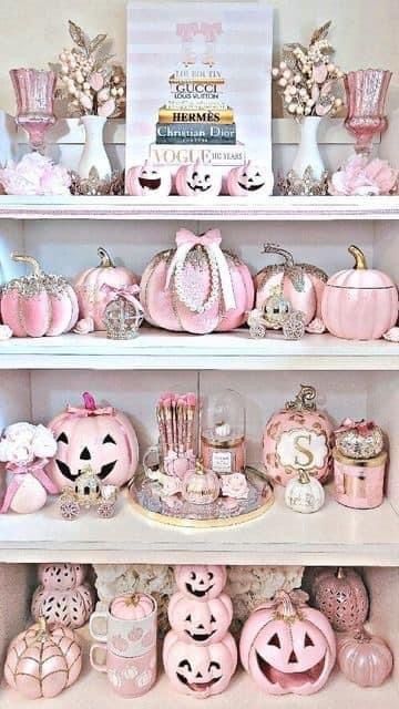 Pink Halloween House Decor, Pink And Orange Fall Decor, Girly Halloween Decor, Girly Halloween Decorations, Fall Decor Pink, Pink Fall Decor, Pink Fall Aesthetic, Mean Girls Halloween, Pink Halloween Decor