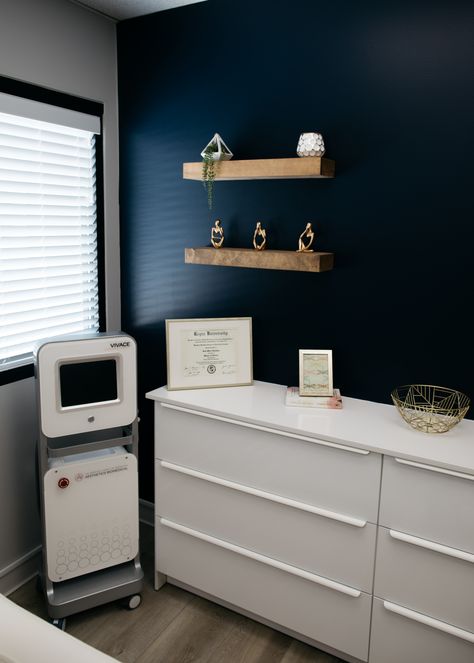 Navy Blue Esthetician Room, Medispa Decor, Blue Esthetician Room, Med Spa Room, Med Spa Design, Beauty Bar Salon Ideas, Spa Vibes, Facial Room, Feed Layout