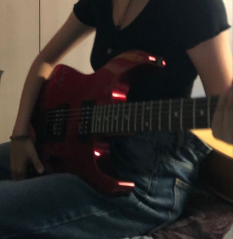 Erin Aesthetic Core, Eletric Gutair Aesthetic Girl, Electric Guitar Aesthetic Girl, Red Guitar Aesthetic, Malak Core, Guitar Pfp, Guitarist Girl, The Cure Aesthetic, Red Electric Guitar