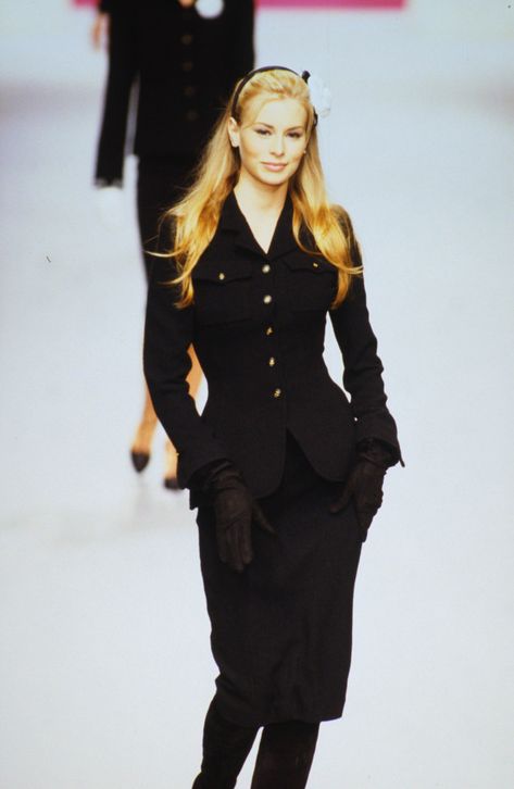 Chanel - Fall 1995 RTW Niki Taylor, Runway Gowns, Models 90s, 90s Inspired Outfits, 90s Runway Fashion, 80s And 90s Fashion, 1990s Fashion, Lakme Fashion Week, Beauty And Fashion