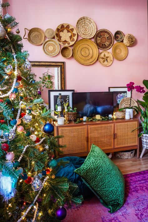 Eclectic Christmas Decorations, Eclectic Christmas Trees, Eclectic Christmas Decor, Eclectic Christmas, Boho Christmas Decor, Apartment Vibes, Boho Halloween, Decor Eclectic, Pink Living Room