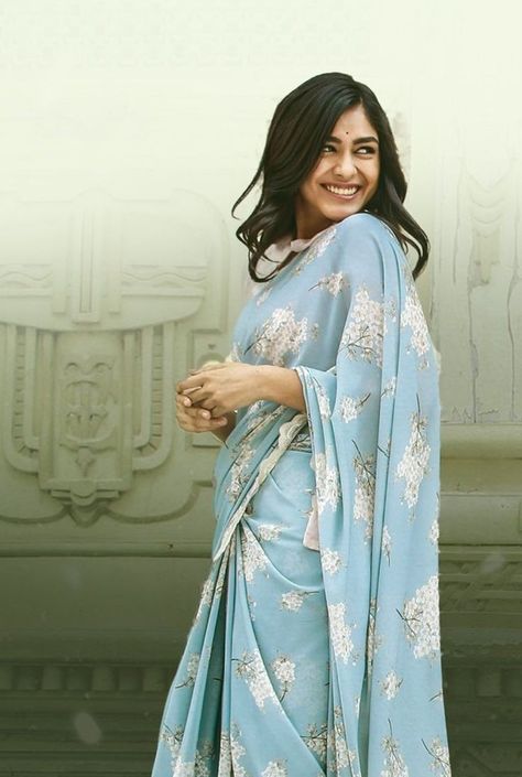 Mrunal Thakur Seetharamam Movie Blouse, Sita Ramam Saree Blouse, Sita Mahalakshmi Saree, Sita Mahalakshmi Sita Ramam, Sita Mahalakshmi Outfits, Seetha Ramam Saree Blouse, Sitaramam Movie Blouses, Sita Ramam Movie Blouse Designs, Mrunal Thakur As Sita