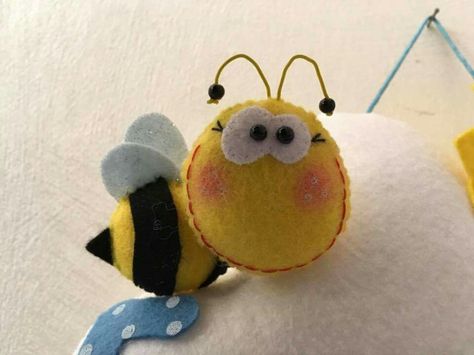 Felt Bees Diy, Felt Beehive, Felt Bumble Bee, Bee Felt, Bee Hive Craft, Felt Ornaments Patterns, Honey Bee Decor, Felt Animal Patterns, Felt Crafts Christmas